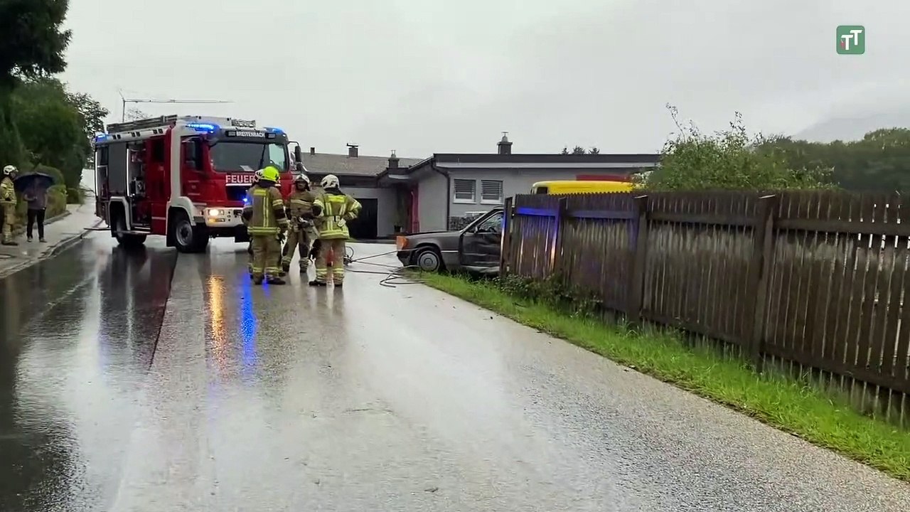 Auto blieb nach Kollision in Breitenbach in Baum hängen