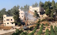 İsrail güçleri, Filistinli kardeşlere ait 3 evi yıktıİsrail güçleri ve yıkıma tepki gösteren Filistinliler arasında arbede: 2 yaralı, 1 gözaltı