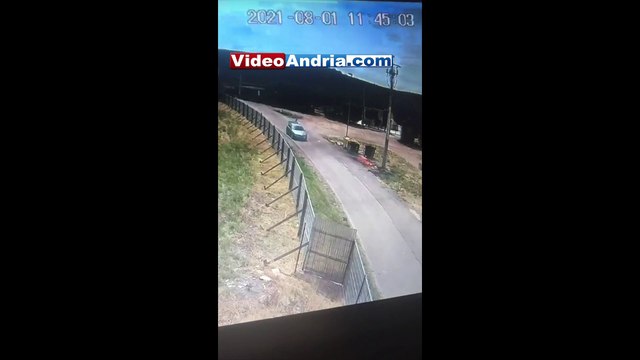 Andria: gettano rifiuti nel bidone vicino a incendio in atto - il video