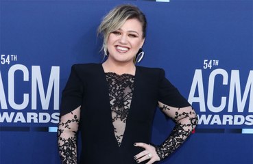 Kelly Clarkson está 'ótima' em meio a conturbado processo de divórcio, diz fonte