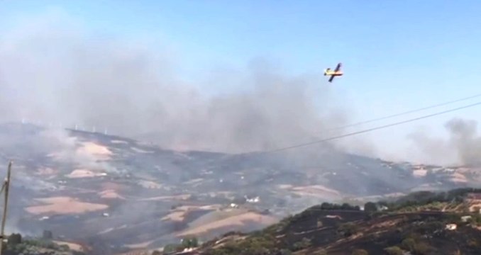 Incendi nel Palermitano, Canadair in azione a Gangi (05.08.21)