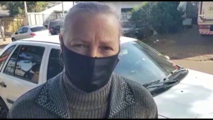 Carro é abandonado ligado na Rua Altemar Dutra, no Jardim Alvorada