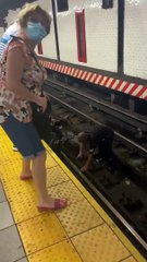 Hombre en silla de ruedas cae en Metro de Union Square y mire lo que sucede