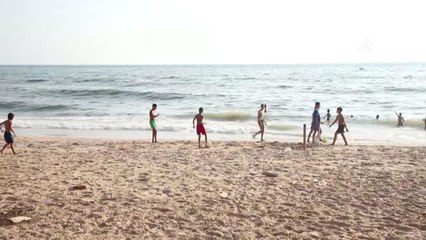 Lübnan kıyılarını kaplayan "endişe verici" kirliliğe rağmen ufukta bir çözüm görülmüyor