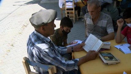 BU MAHALLEDE YAŞAYANLAR 3 YILDIR HER SALI MEYDANDA KİTAP OKUYOR