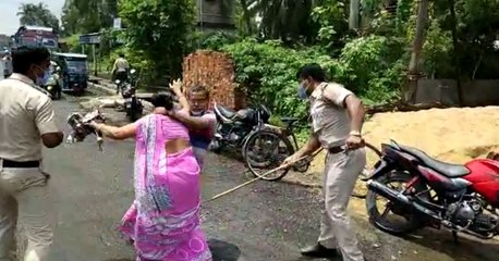 ভ্যাকসিনের দাবিতে রাস্তা অবরোধ পুলিশের অমানবিক লাঠিচার্জ |oneindia Bengali