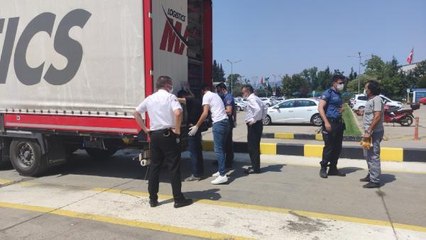 Son dakika gündem: SÜRÜCÜ İHBAR ETTİ, TIR'IN DORSESİNDEKİ 2 KAÇAK GÖÇMEN YAKALANDI