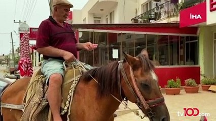 Bir ilginç olay: Boşalan şehirde atıyla eczaneye gelip ilaç aradı