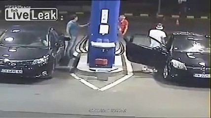 Homem perde a paciência com jovem que resolveu fumar num posto de combustível