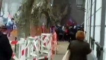 Manifestantes coparon la Municipalidad de Lomas, atacaron a piedrazos el edificio y fueron reprimidos