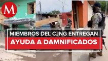 Presuntos integrantes del CJNG reparten colchones a afectados por lluvias en Jalisco