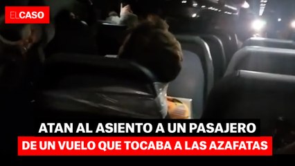 Atan al asiento a un pasajero de un vuelo que tocaba a las azafatas