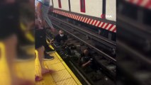 - Metro istasyonunda raylara düşen tekerlekli sandalyeli adam ölümden döndü