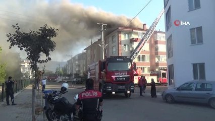 Bolu'da bitişik 4 apartmanın çatıları alev alev yandı