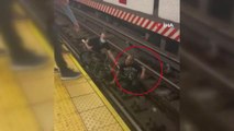 Metro istasyonunda raylara düşen tekerlekli sandalyeli adam ölümden döndü