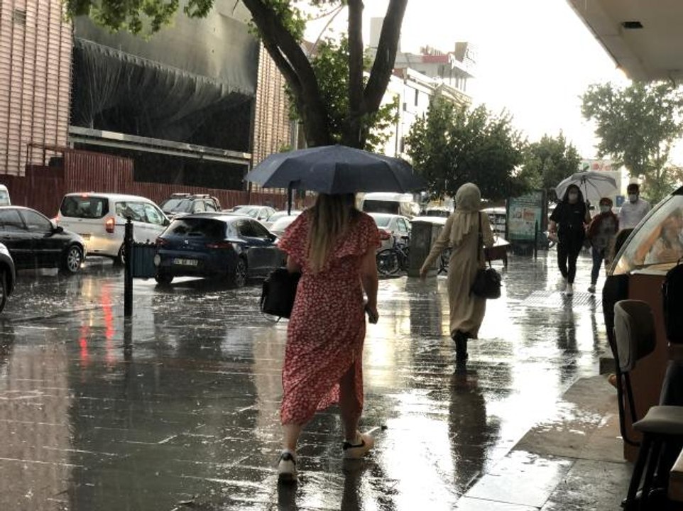 Erzincan'da sağanak sele dönüştü, bazı köy yolları ulaşıma kapandı