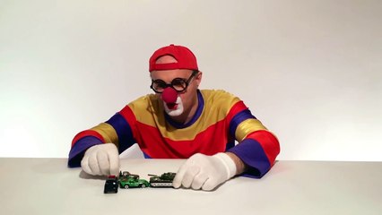 Dima der lustige Clown! Spielzeugautos und ein Panzer!