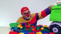 Dima der lustige Clown und der Lastwagen spielen mit Bausteinen! Toller Spass für Kinder