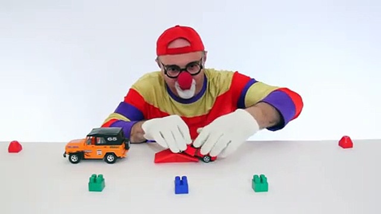 Dima der lustige Clown! Noch mehr Spass mit Autos und einem Jeep!