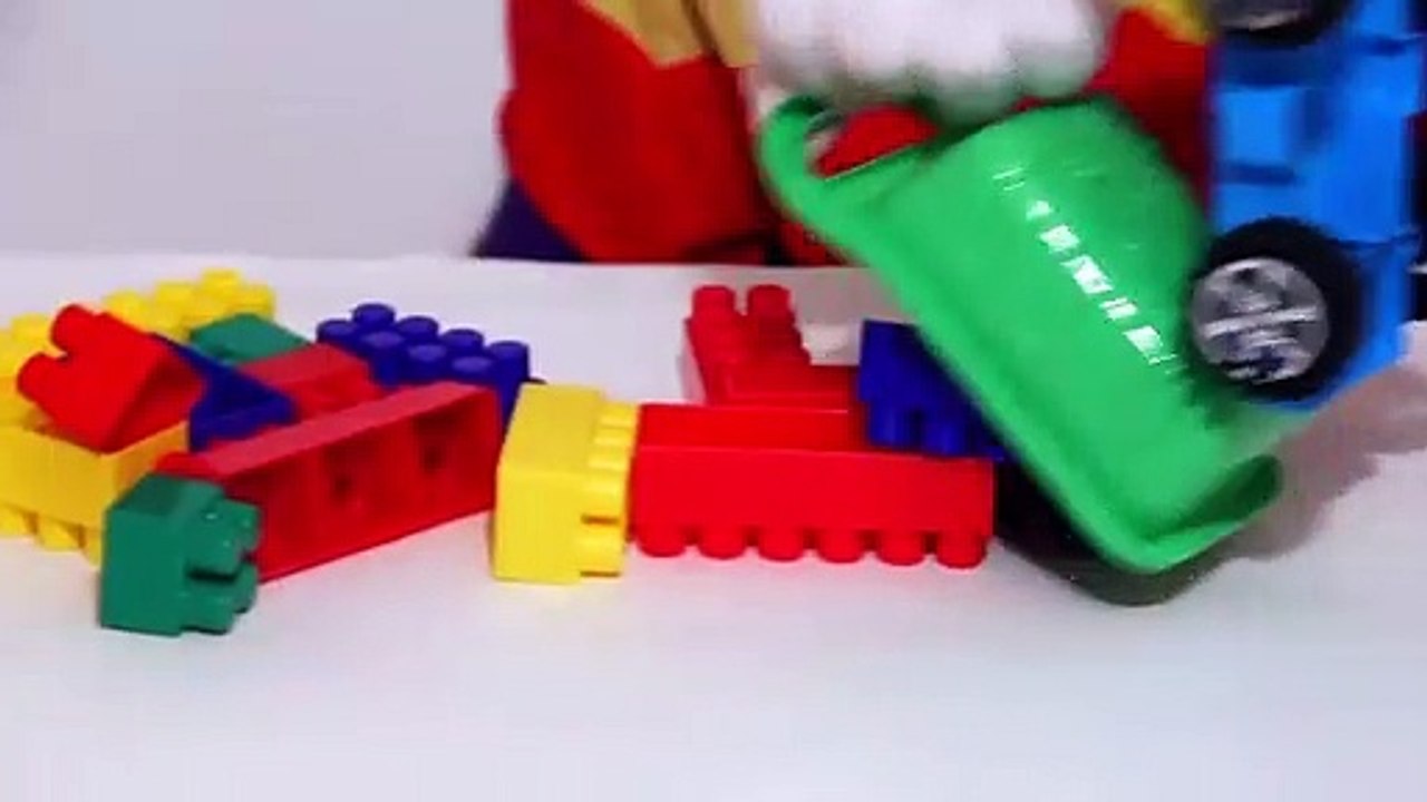 Dima der lustige Clown! Spaß mit Baulaster und Duplo - für Kinder