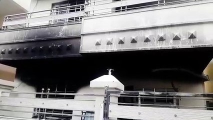 बच्ची समेत 3 जिन्दा जले, आधी रात घर में लगी भयंकर आग - देखें वीडियो