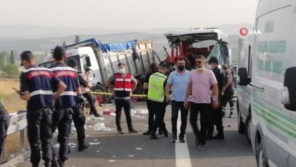 Manisa'da otobüs tıra çarptı: 9 ölü, 30 yaralı