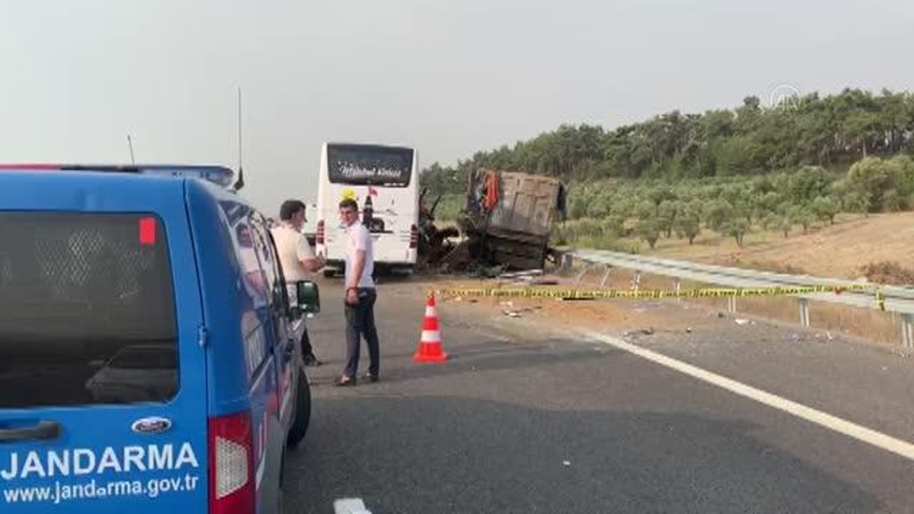 Son dakika haber | Otobüs tıra çarptı: 9 ölü, 30 yaralı (2)