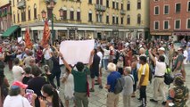 Italia empieza a exigir el pase verde para entrar a los espacios públicos a pesar de las protestas
