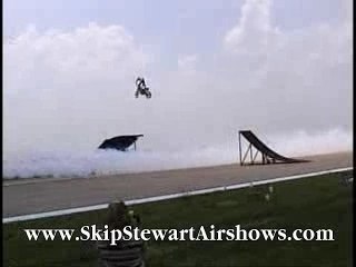 Acrobatie - Avion passage sous moto