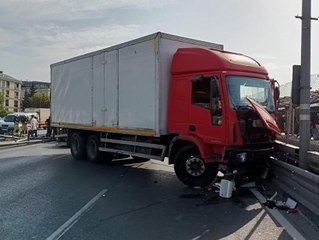 Download Video: Kamyon, metrobüs bariyerlerine çarptı, 2 şerit trafiğe kapatıldı