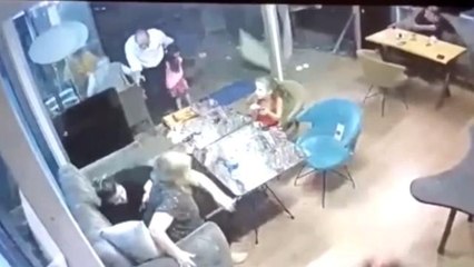 15'inci kattan kafeye mermer düştü, faciadan dönülen anlar kamerada