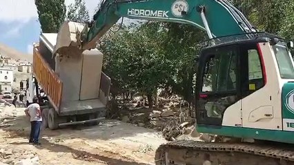 Sel için kilometrelerce yoldan getirilen menfezler indirildiği sırada paramparça oldu