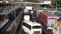 Bakırköy'de kamyon metrobüs bariyerlerine çarptı: 1 yaralı