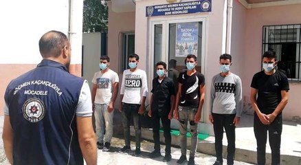 Osmaniye'de 5 kişilik ticari araçtan 6'sı kaçak 9 mülteci çıktı