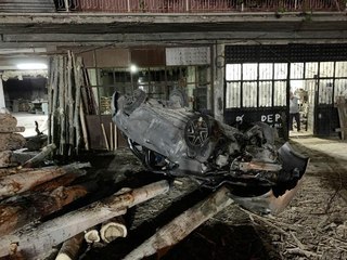 Otomobil takla atıp, tomruk yığınına çarptı: 1 ölü, 1 yaralı