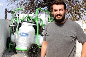 Yangında zarar gören hayvan sahiplerine ücretsiz süt sağma makinesi dağıtıyorlar