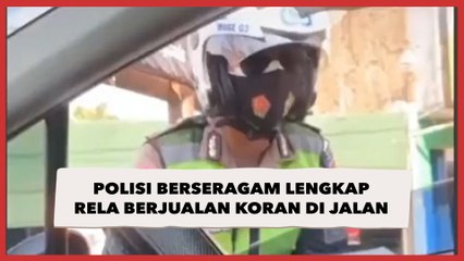 Viral Polisi Berseragam Lengkap Rela Jualan Koran di Jalan, Ternyata Ini Alasannya