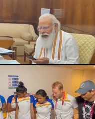 প্রধানমন্ত্রী মোদীর ফোন মহিলা হকি দলকে, আবেগে কান্নায় ভাসলেন রানি, সবিতারা |oneindia Bengali