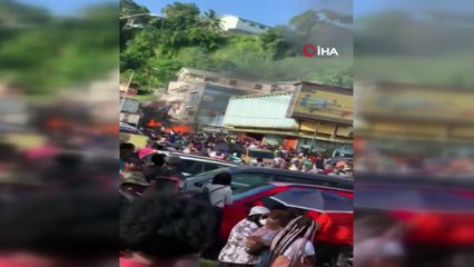 - St. Vincent ve Grenadinler Başbakanının kafasına protesto sırasında taş isabet etti
