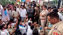 राजस्थान विश्वविद्यालय में फीस और वित्तीय अनियमितताओं के खिलाफ एनएसयूआई का प्रदर्शन