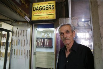 Ürdünlü hançer ustası Ebu Muheysin, yaklaşık 2 asırlık ata mesleğini küçük atölyesinde yaşatıyor