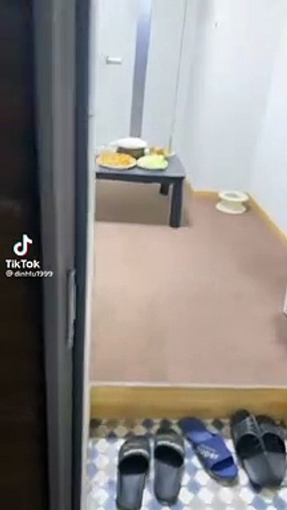 Chàng trai xa nhà luôn được bạn bè chờ cơm mỗi khi về muộn