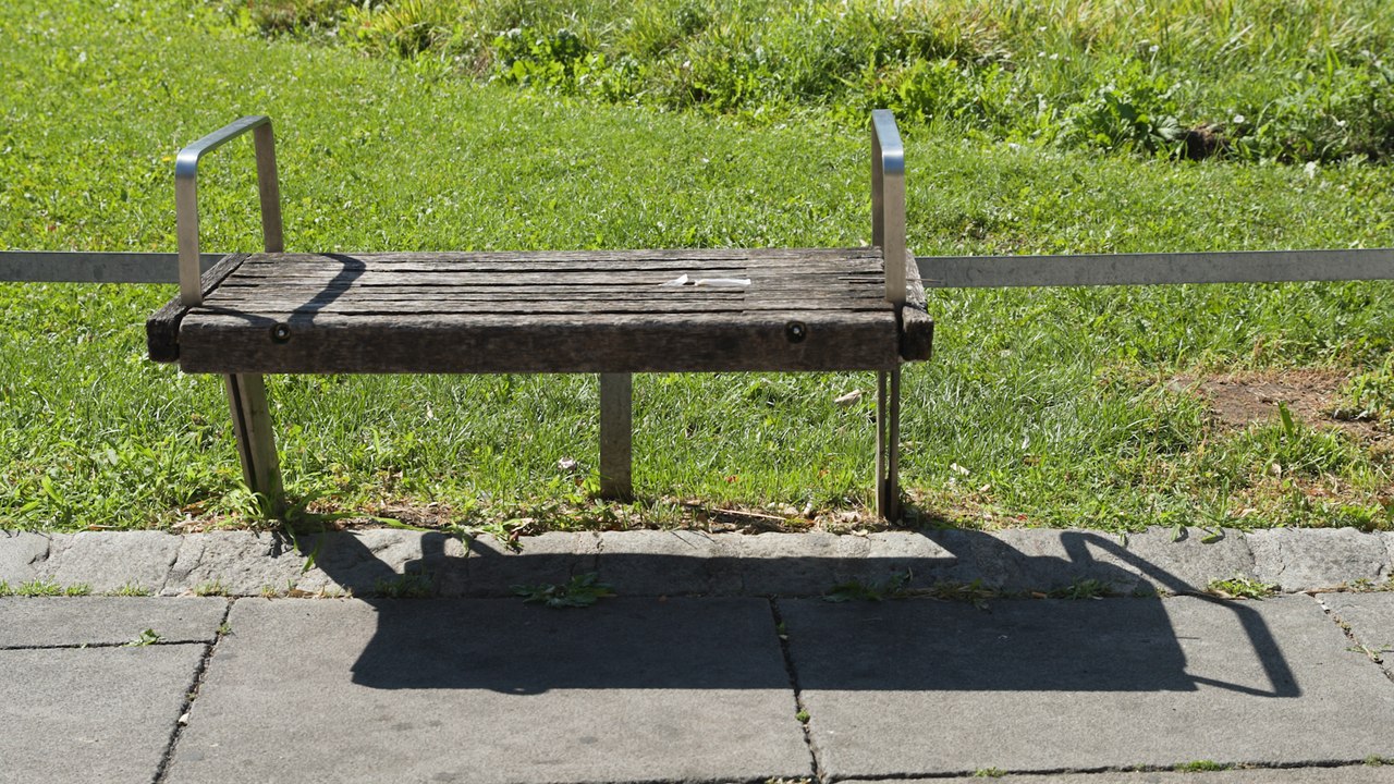 Defensive Architektur: Warum Parkbänke oft unbequem sind