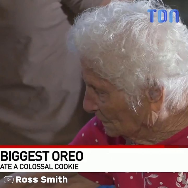 Une grand-mère de 95 ans prépare le plus gros Oreo du monde