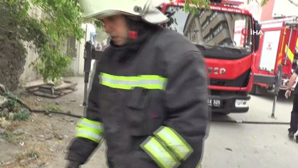 İtfaiye erinin çöken binadan saniyelerle kurtulduğu anlar kamerada