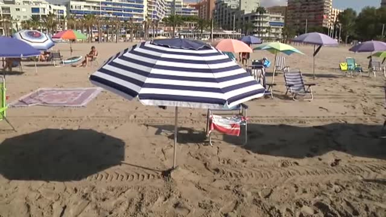 Retiran sombrillas de las playas
