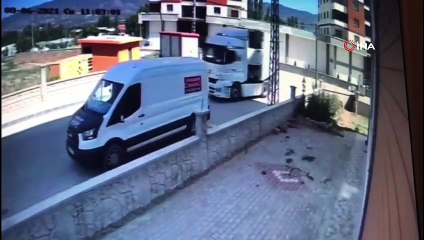 Direğin otomobillerin üzerine devrildiği anlar güvenlik kameralarına yansıdı