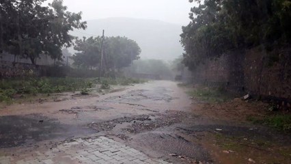 बिजली गर्जन के साथ झूमकर बरसे मेघ