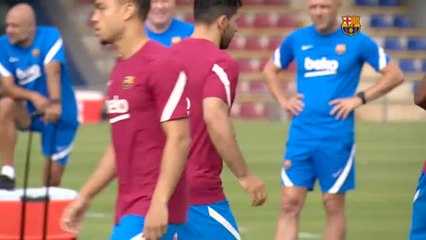 Coutinho, Kun Agüero y Emerson Royal, con el grupo el día después del adiós de Messi