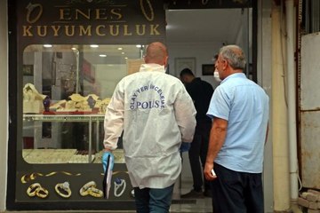 Kuyumcuda vurgun yapmak isteyen gaspçılar, büyük tezgaha geldi